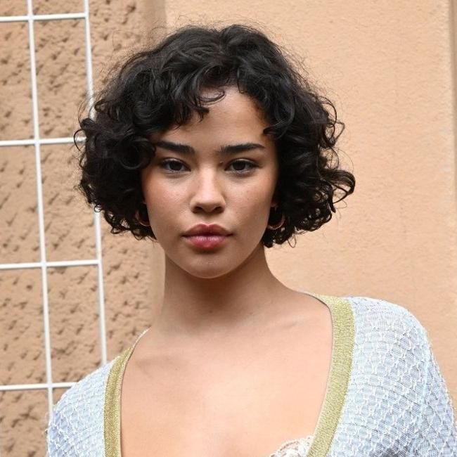 Modelo con un corte de pelo corto corto